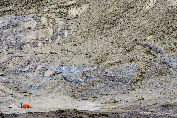 Männlicher Bergsteiger Einem Basislager Mit Zwei Zelten Der Abgelegenen Wildnis — Stockfoto