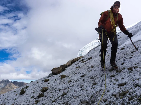 Montañista Masculino Desciende Empinado Pedregal Una Pendiente Nieve Después Escalar — Foto de Stock