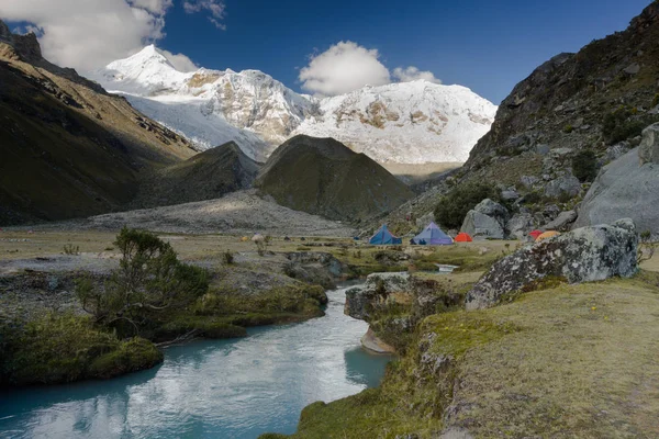 Vista Campamento Base Los Andes Con Muchas Tiendas Campaña Picos — Foto de Stock