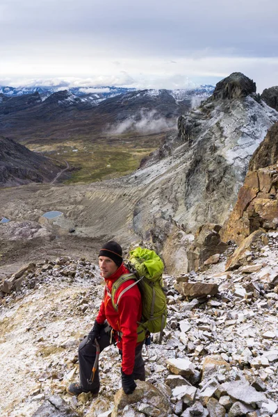 Montañista Masculino Una Pendiente Rocosa Empinada Camino Una Cumbre Alta — Foto de Stock