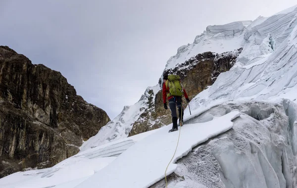 Montañista Masculino Glaciar Empinado Peligroso Alto Cordillera Blanca Los Andes — Foto de Stock