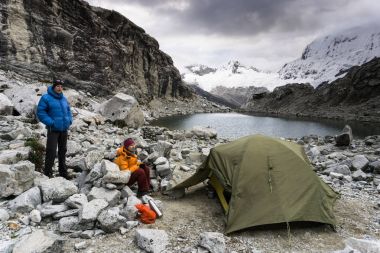 erkek ve dişi dağ tırmanma çift Cordillera Blanca Peru uzak bir temel kampında bir küçük dağ gölü