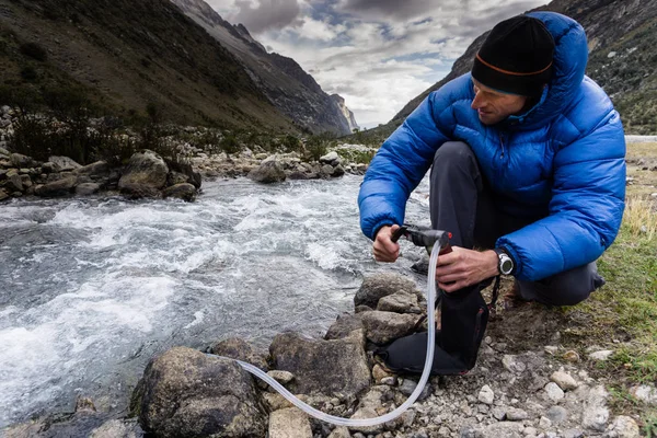 Mochilero Masculino Con Chaqueta Azul Filtra Agua Potable Arroyo Montaña — Foto de Stock