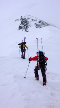 iki erkek dağcılar backcountry Kayak dağcılık turnesinde kötü hava