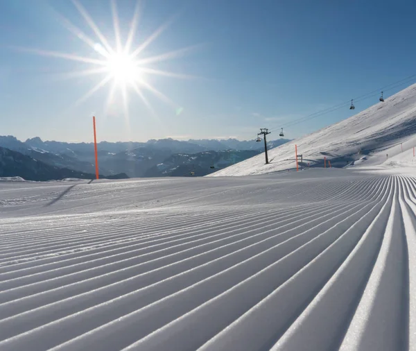 Vers Verzorgd Skipiste Een Mooie Winterdag Met Zonneschijn Een Skilift — Stockfoto