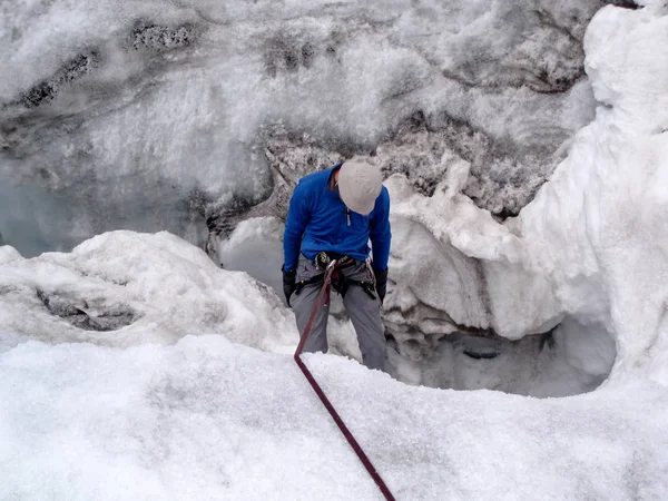 Escalador Masculino Víctima Una Grieta Glaciar Durante Ejercicio Entrenamiento —  Fotos de Stock