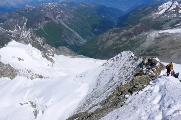 Many Climbers Descend Narrow Exposed Snow Ridge Mountains Zermatt — Stock Photo, Image