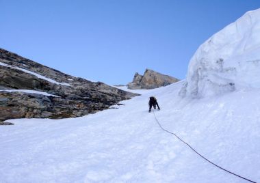 İsviçre Alpleri seracs çevresinde bir dik asılı glaicer yukarı doğru dağcı