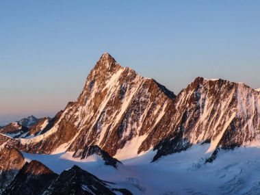 Dawn bir Alp dağ manzarası İsviçre üzerinden