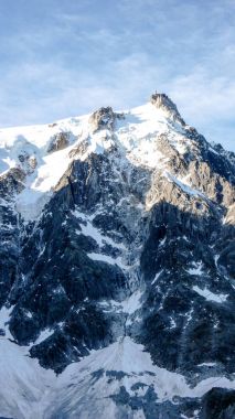 Dikey Aiguille du Midi birçok onun çıkış yolları ile Kuzey yüz görünümünü