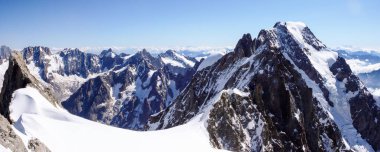 bir dağ manzarası Zirvesi merkezi Grand Jorasses ile Fransız Alpleri'nde Panorama görünümünü