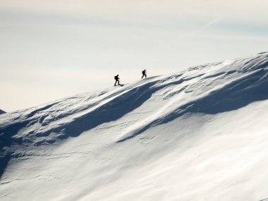 derin kışın uzun dağ sırtı Klosters İsviçre Alpleri'nde yakınındaki zirveye doğru üzerinde hiking iki backcountry kayakçı
