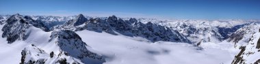 Klosters yakınındaki İsviçre Alpleri'nde kış dağ görünümünü Panorama manzara