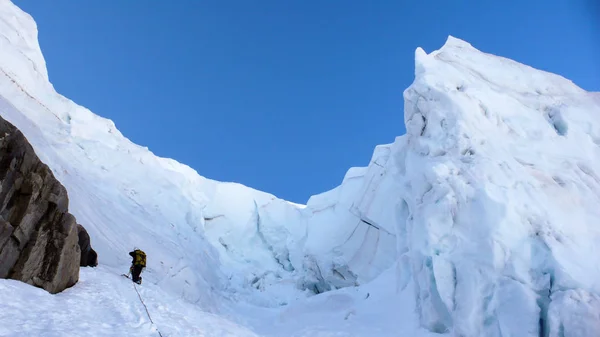 Escalador Montaña Subiendo Por Una Escarpada Plancha Colgante Alrededor Seracs —  Fotos de Stock