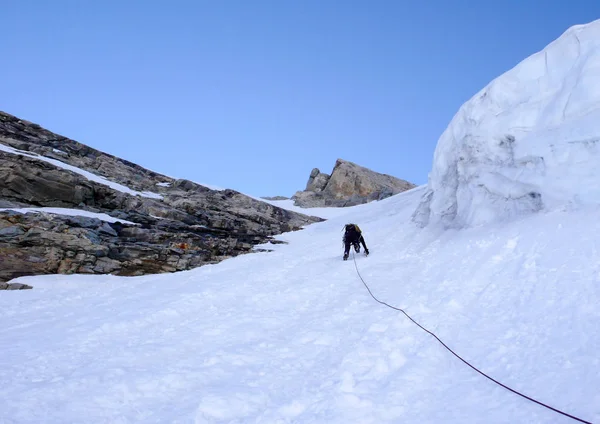 Ορειβάτης Βουνών Κλάσης Μέχρι Μια Glaicer Απότομη Κρέμονται Γύρω Seracs — Φωτογραφία Αρχείου
