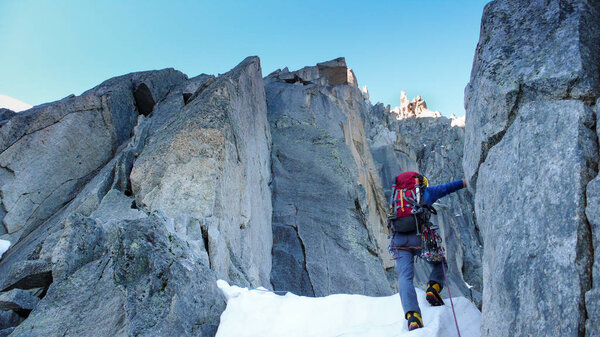 альпинист по крутому северному маршруту в Шамони
