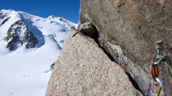 Bolzen Und Schnellziehen Mit Kletterausrüstung Auf Einer Exponierten Und Steilen — Stockfoto