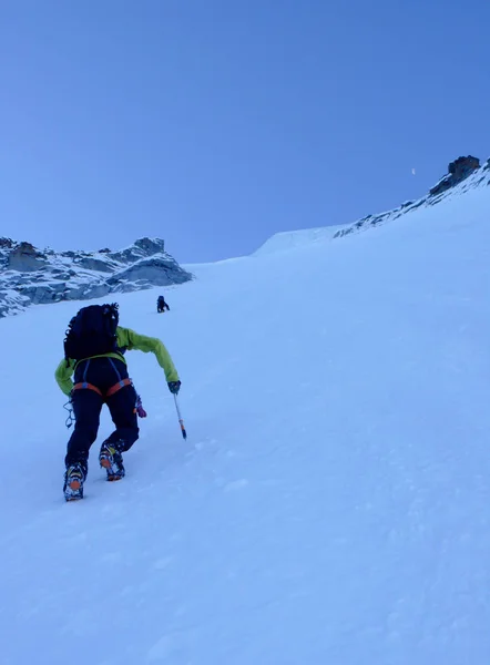 Альпинисты Крутом Северном Склоне Гран Парадизо Итальянских Альпах — стоковое фото