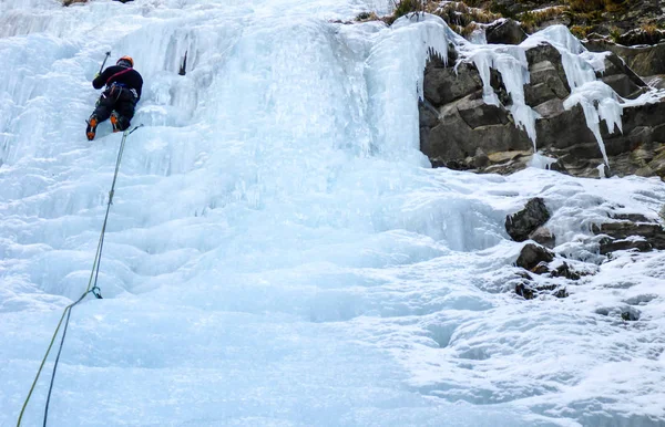 Przewodnik Górski Mężczyzn Prowadzić Wspinaczka Zamarzniętym Wodospadzie Głębokie Zimowe Alpy — Zdjęcie stockowe