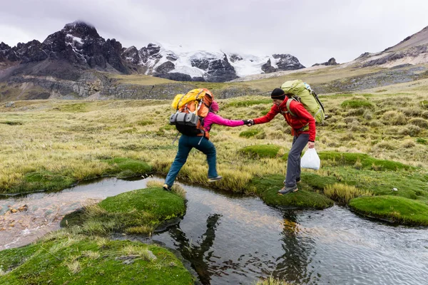 Mochilero Macho Ayuda Mochilera Femenina Cruzar Pequeño Arroyo Montaña Durante — Foto de Stock