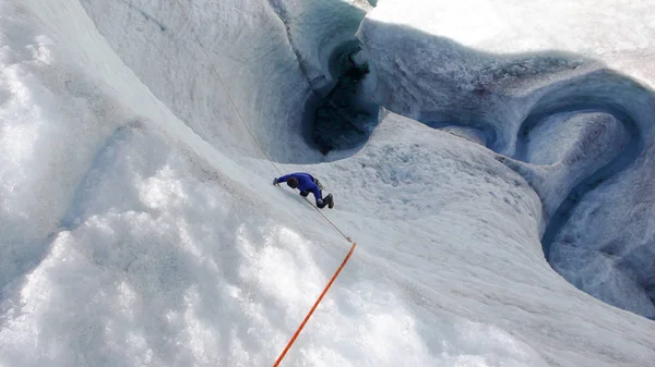 Guía Montaña Masculino Durante Glaciar Ejercicio Entrenamiento Hielo Glaciar Los —  Fotos de Stock