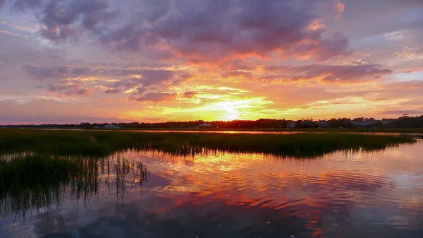 美丽日落设置在水和沼泽地在障碍海岛德水南卡罗来纳州海岸 — 图库照片