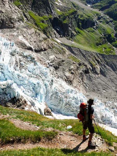 Senderista Masculino Mirando Glaciar Retroceso Cerca Grindelwald Los Alpes Suizos — Foto de Stock