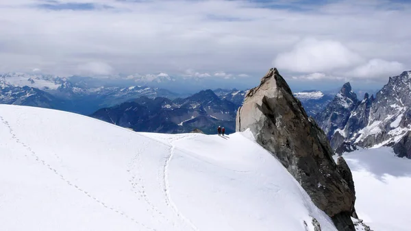 Guia Montanha Cliente Caminhar Longo Cume Neve Estreita Com Uma — Fotografia de Stock