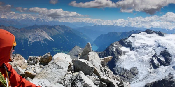 Αρσενικό Ορειβάτη Ένα Admireing Κορυφή Του Ορεινού Αλπικού Υπέροχο Βουνό — Φωτογραφία Αρχείου