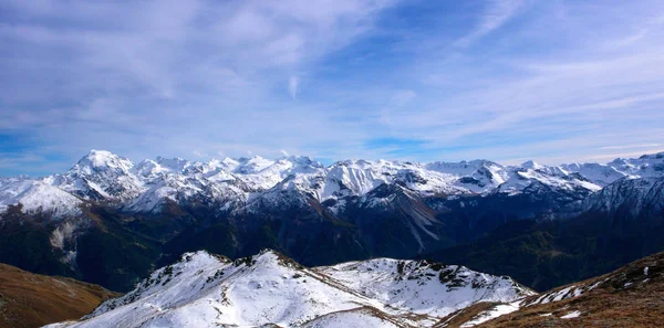 ルェルネツ近くの国立公園でスイスのアルプスの山のパノラマ風景 — ストック写真