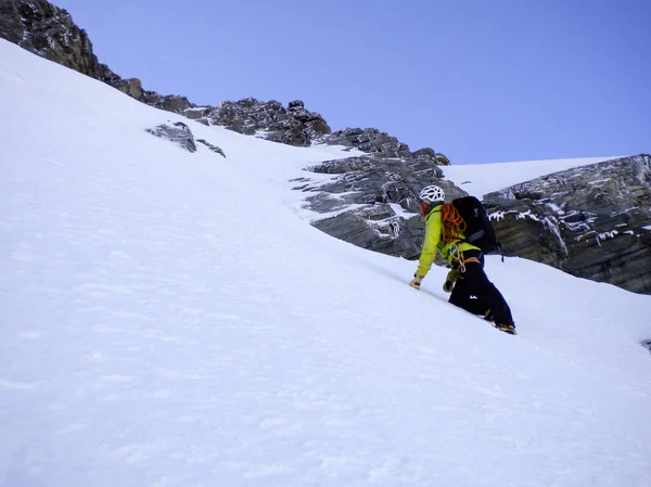 Guia Montanha Masculino Escalando Couloir Neve Íngreme Seu Caminho Para — Fotografia de Stock