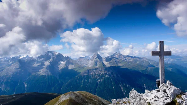 Paisaje Montaña Con Una Cruz Cumbre Una Vista Panorámica Detrás — Foto de Stock