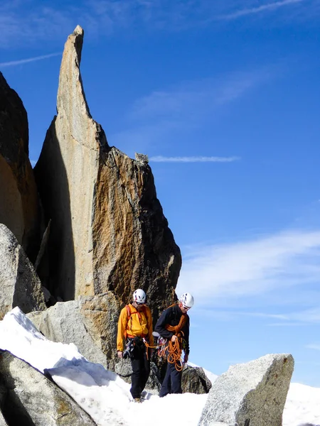 Bergführer Und Ein Männlicher Kunde Auf Einem Felsigen Grat Auf — Stockfoto