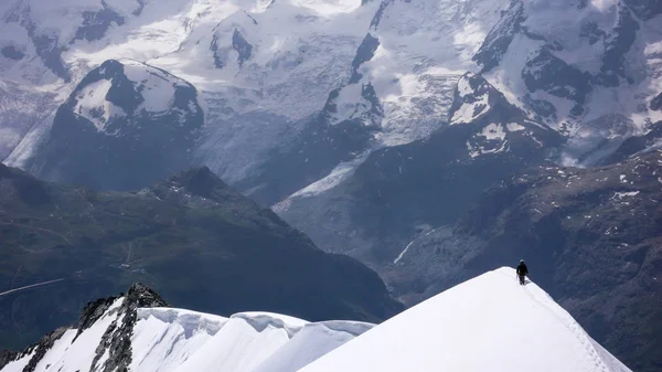 Escalador Montaña Encuentra Una Cresta Cumbre Aislada Con Una Gran —  Fotos de Stock