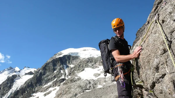Bergführer Auf Einem Steilen Und Exponierten Felsgrat Auf Dem Weg — Stockfoto