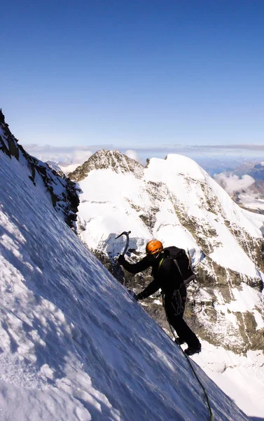 Αρσενικό Ορειβάτη Έναν Υψηλό Αλπικό Παγετώνα Μια Υπέροχη Θέα Του — Φωτογραφία Αρχείου