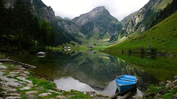 Blå Roddbåt Kanten Vacker Fjällsjö Alperna Schweiz — Stockfoto