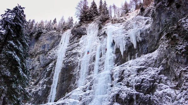 Vele Bevroren Watervallen Met Extreme Ijs Klimmers Hen Een Koude — Stockfoto