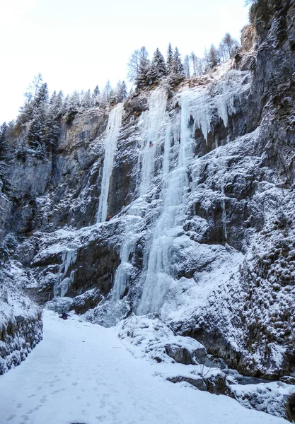 Beaucoup Cascades Gelées Avec Des Grimpeurs Glace Extrêmes Sur Eux — Photo