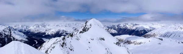 パノラマ冬のピークと背景にサン モリッツ近く湖と山の風景 — ストック写真