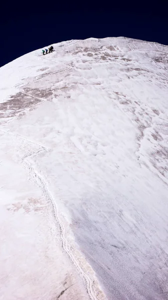 Bergführer Steigt Mit Seinen Klienten Vom Gipfel Über Einen Steilen — Stockfoto