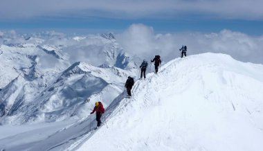 Grup backcountry kayakçı Kayak dağcılık turnesinde Grossvenediger zirvesine Avusturya Alplerinde başlığı