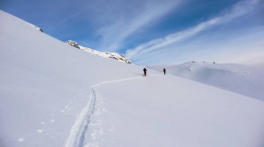 bir tur Avusturya Alpleri'nde ve zirveye doğru yola yeni parça koyarak iki backcountry kayakçı