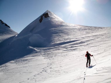 erkek arka ülkenin kayakçı Kayak tou üzerinde büyük bir buzul Monte Rosa dağlarda yüksek bir dağ Zirvesi giderken üzerinde