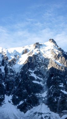 Dikey Aiguille du Midi birçok onun çıkış yolları ile Kuzey yüz görünümünü