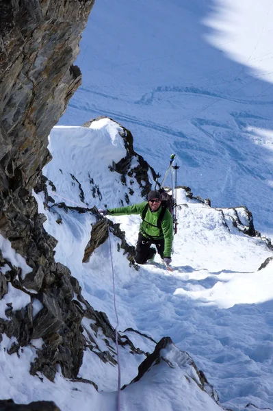 Backcountry Ski Tour Rapelling Keresztül Egy Szűk Töltött Vízmosás Egy — Stock Fotó