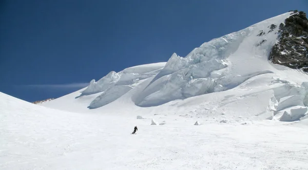 Esquiador Fondo Esquiando Por Enorme Glaciar Alpino Hermoso Día Invierno — Foto de Stock