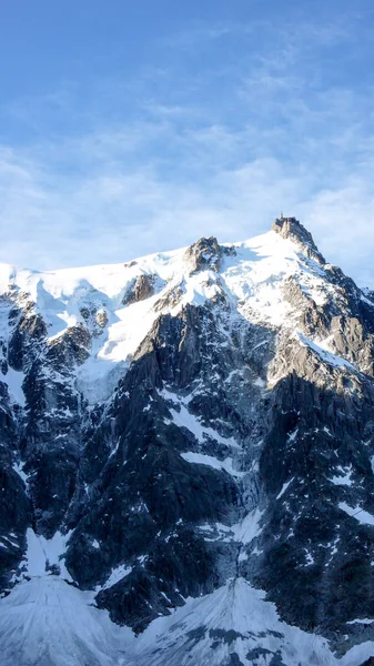 Vertikální Pohled Severní Stěnu Aiguille Midi Jeho Mnoha Stoupání Trasy — Stock fotografie