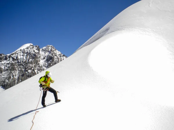 Manliga Bergsguide Stående Glaciär Väg Till Hög Toppmötet Schweiziska Alperna — Stockfoto