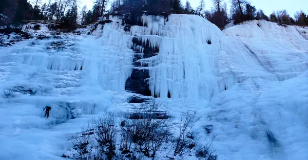 Guía Montaña Masculino Escalando Una Empinada Cascada Congelada Frío Día — Foto de Stock